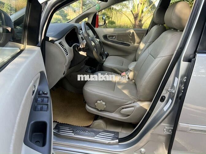 Toyota Innova E 2014 số sàn màu bạc