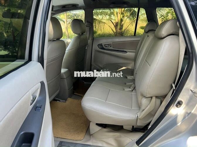 Toyota Innova E 2014 số sàn màu bạc