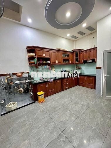 Nhà hẻm xe hơi, 3 lầu, 5 phòng, 4toilet, 1 phòng giặt