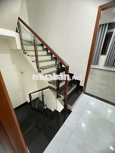 Nhà hẻm xe hơi, 3 lầu, 5 phòng, 4toilet, 1 phòng giặt