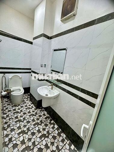 Nhà hẻm xe hơi, 3 lầu, 5 phòng, 4toilet, 1 phòng giặt