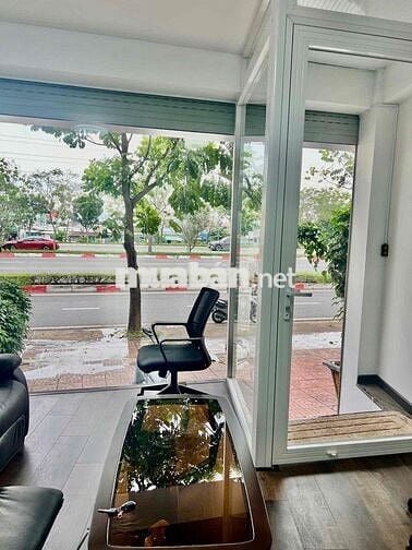 Cho thuê nguyên căn 4 lầu MT đường Phạm Văn Đồng vỉa hè 6m làm VP cty