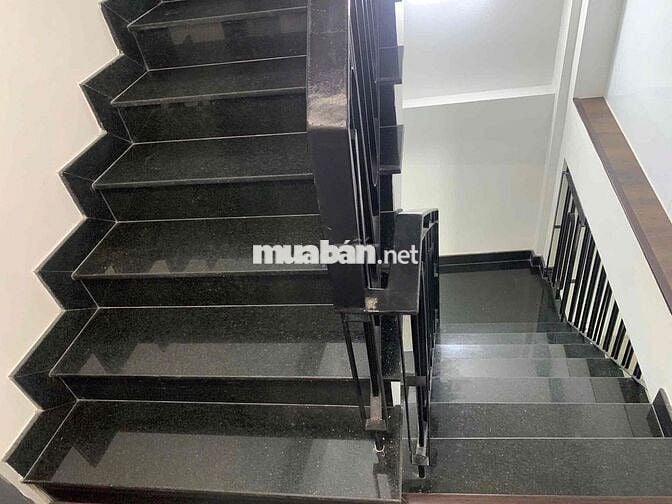 Cho thuê nguyên căn 4 lầu MT đường Phạm Văn Đồng vỉa hè 6m làm VP cty