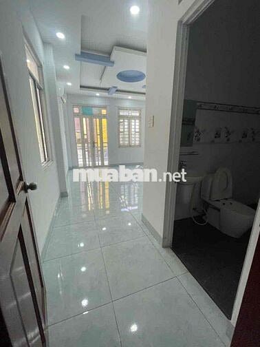 Nhà giá rẻ khu tên lửa 5.6x15m 3.5 tấm giá 20 triệu có 6 máy lạnh