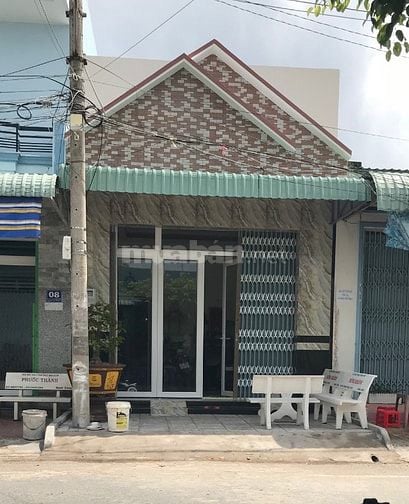 Nhà ngay trường học Cấp 2 Mỹ Thới thuận tiện mua bán cho học sinh.