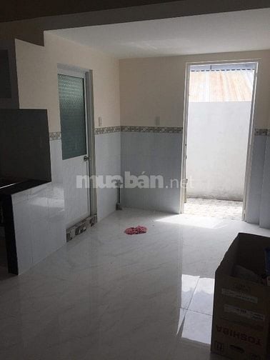 Nhà ngay trường học Cấp 2 Mỹ Thới thuận tiện mua bán cho học sinh.