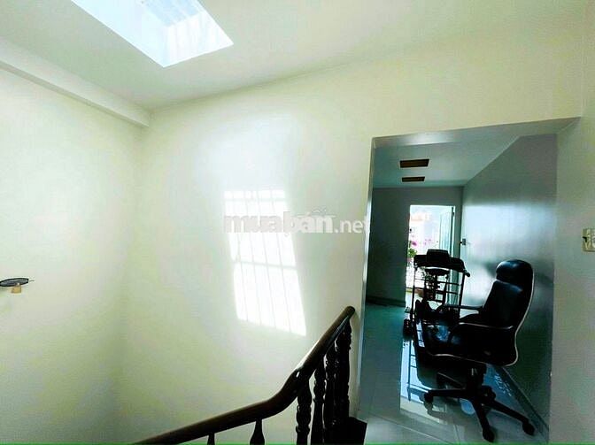 Nhà nguyên căn 3 tầng full nội thất gần Bệnh viện Thủ Đức, Linh Trung