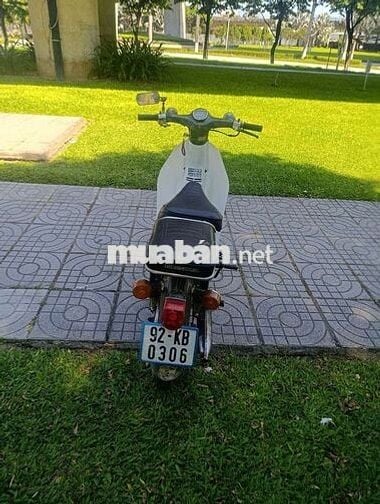 Honda Cub Cổ điển màu Trắng đen