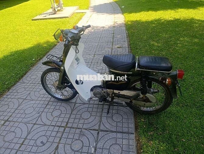 Honda Cub Cổ điển màu Trắng đen