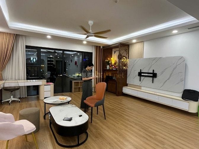 Chính chủ chuyển nhượng căn hộ 138m2 trung tâm Cầu Giấy, hướng Nam