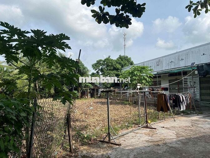 cần bán đất và có 10 căn phòng trò để đi định cư