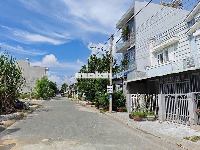 Nhà Đẹp Ngay Chợ - Cổng Chính! SHR Hoàn Công! Giá chỉ Hơn 1 Tỷ!