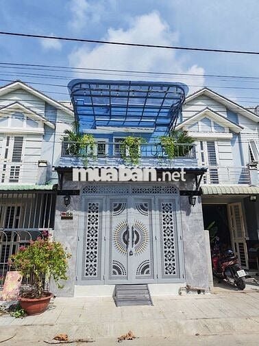 Nhà Đẹp Ngay Chợ - Cổng Chính! SHR Hoàn Công! Giá chỉ Hơn 1 Tỷ!