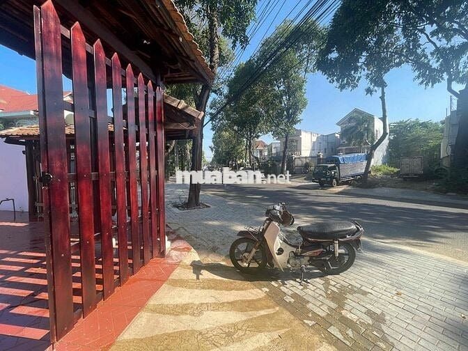 chính chủ cần chuyển nhượng 1 miếng đất có nhà gỗ