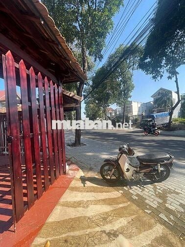 chính chủ cần chuyển nhượng 1 miếng đất có nhà gỗ