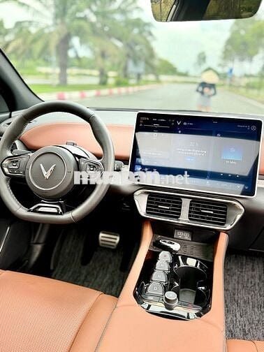VINFAST VF8 PLUS PIN MUA 2025 TRẦN KÍNH GIA ĐÌNH