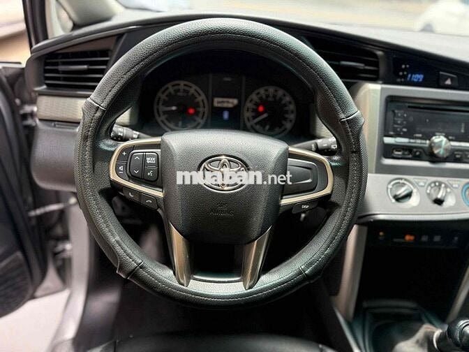 Toyota Innova 2.0E 2018 Số sàn 91.000 km Bạc