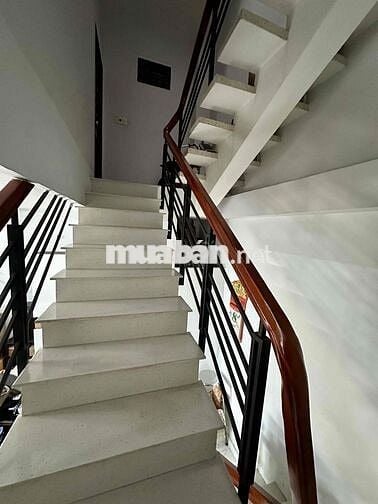 Nhà 3 tầng ngang 4m5 nở hậu cách MT Cô Giang 50m