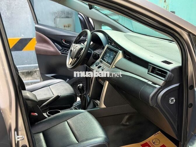 Xả lỗ Innova E số sàn sx 2023, chạy 127.000 km