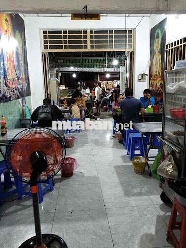 Sang quán cơm chay gần chùa Hoằng Pháp