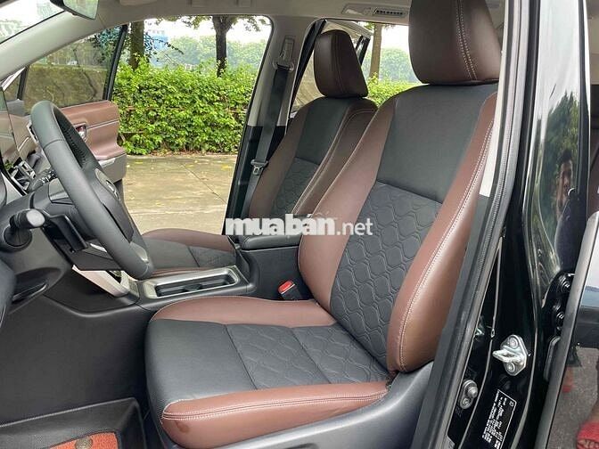 Toyota Innova Cross V 2025 Đen 1.4 vạn km