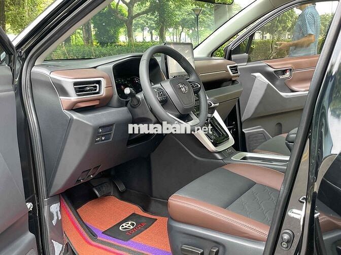 Toyota Innova Cross V 2025 Đen 1.4 vạn km