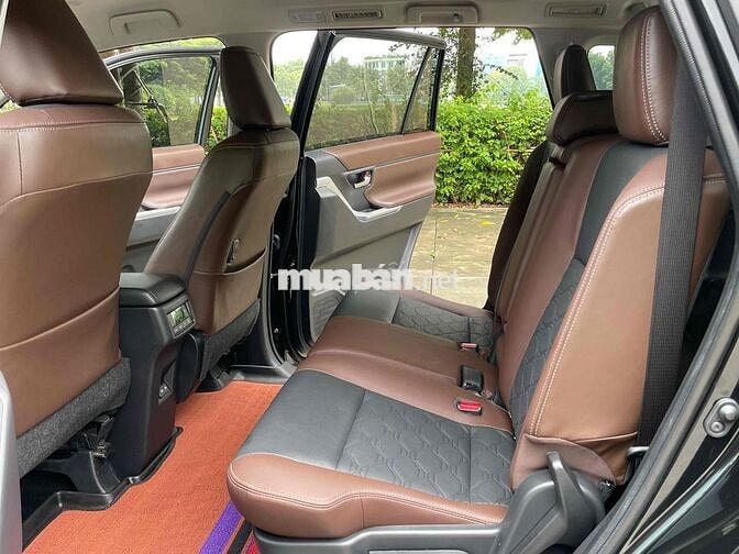 Toyota Innova Cross V 2025 Đen 1.4 vạn km