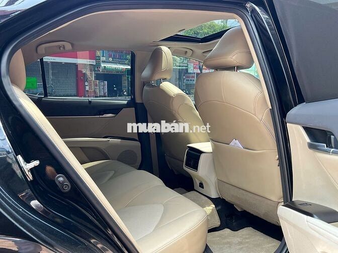 Toyota Camry 2.5Q 2023 màu đen huyền