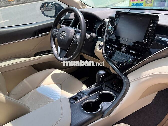 Toyota Camry 2.5Q 2023 màu đen huyền