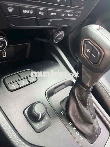 Ford Ranger Limited Vàng cát 10 vạn