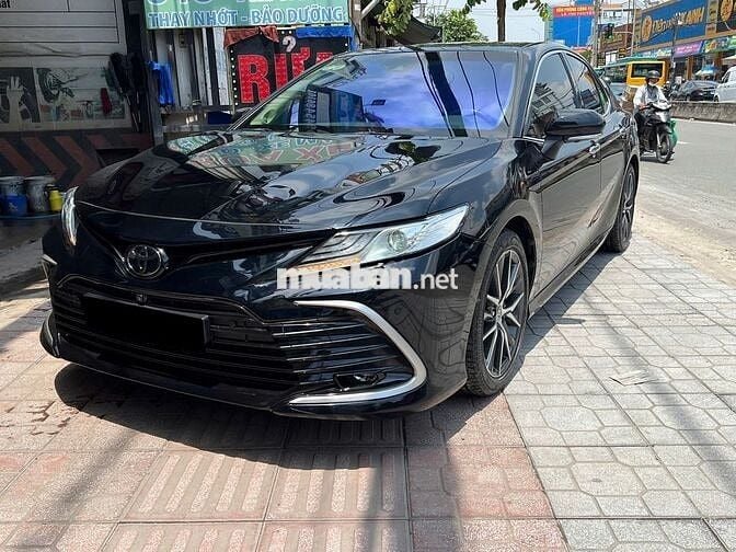 Toyota Camry 2.5Q 2023 màu đen huyền