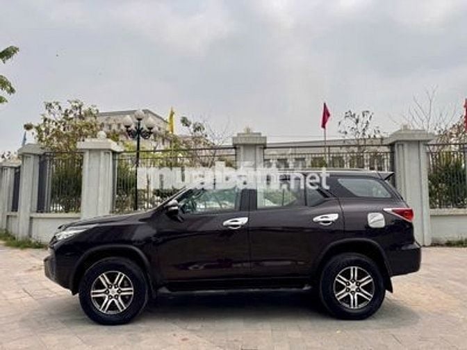 Toyota Fortuner 2017 2.4MT Dầu Nâu ánh kim