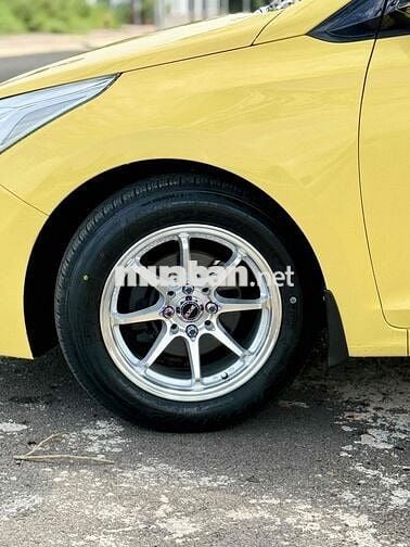 Hyundai Accent 2018 Số sàn Vàng