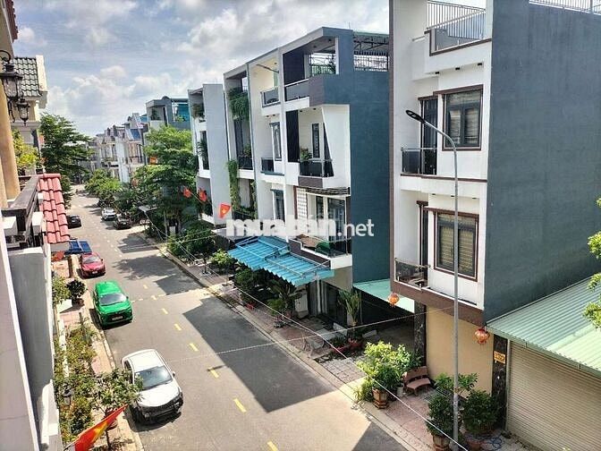   cho thuê gấp nội thất cao cấp có luôn nồi xong bát đĩa  vào ở thôi ạ