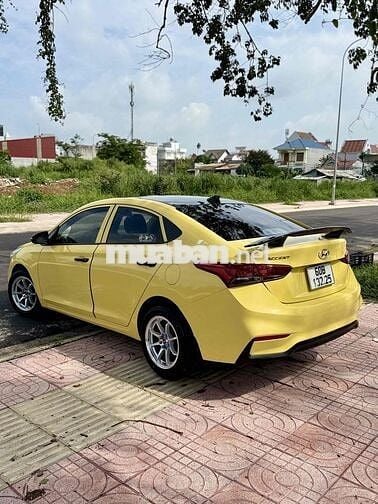 Hyundai Accent 2018 Số sàn Vàng
