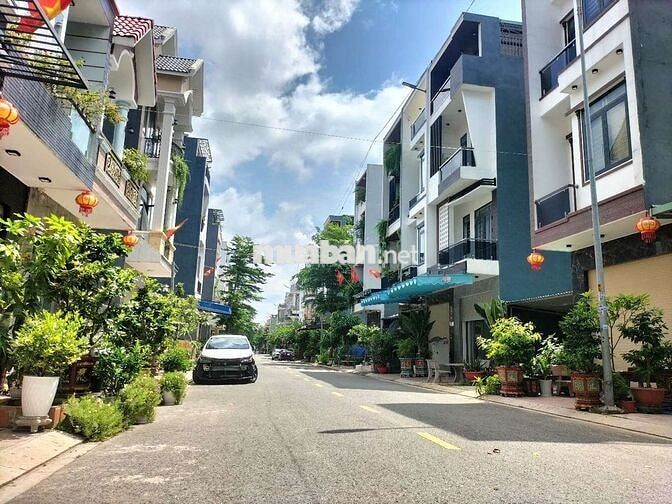   cho thuê gấp nội thất cao cấp có luôn nồi xong bát đĩa  vào ở thôi ạ