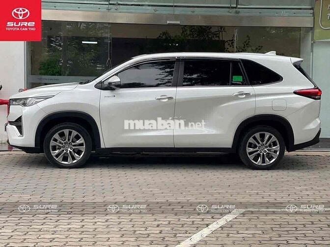 Toyota Innova Cross Hybrid 2024 Trắng 7 chỗ