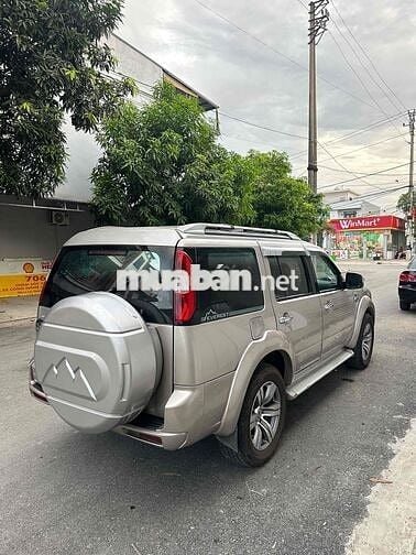 Ford Everest Tự động 7 chỗ Dầu Vàng cát