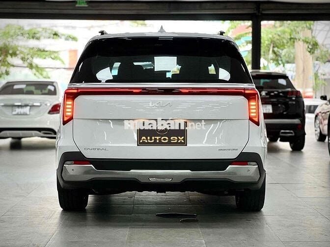 Kia Carnival 2024 2.2D Signature 7s Trắng 30000 km