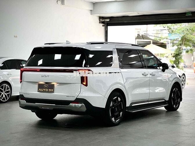 Kia Carnival 2024 2.2D Signature 7s Trắng 30000 km