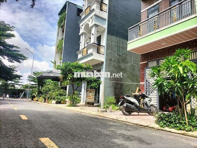  🆘🆘 rẻ thật ạ có 8,5t thôi 3lầu 5p ngủ. rất rất Nhanh mới kịp ạ 