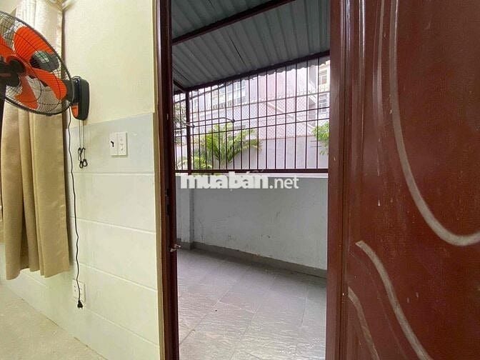 Cuối đường Hoa Sữa, đi bộ ra Phan Xích Long 3 phút