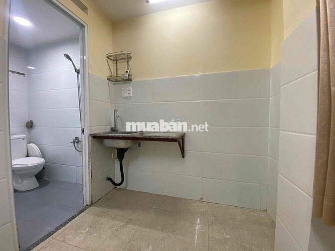 Cuối đường Hoa Sữa, đi bộ ra Phan Xích Long 3 phút