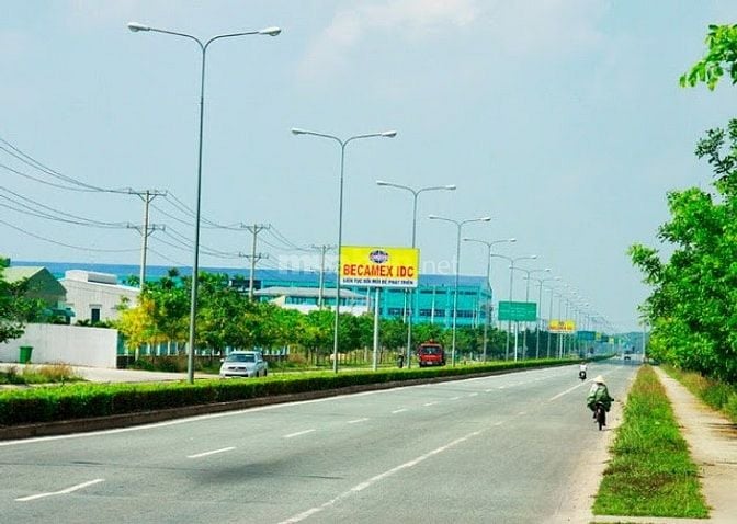 KẸT TIỀN BÁN GẤP 32X57m=2010m2 ĐẤT KCN, SÁT CHỢ DÂN CƯ ĐÔNG GIÁ 180TR