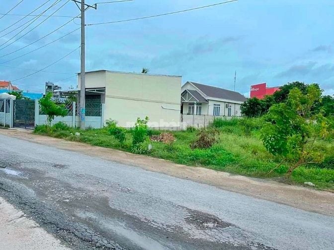 KẸT TIỀN BÁN GẤP 32X57m=2010m2 ĐẤT KCN, SÁT CHỢ DÂN CƯ ĐÔNG GIÁ 180TR