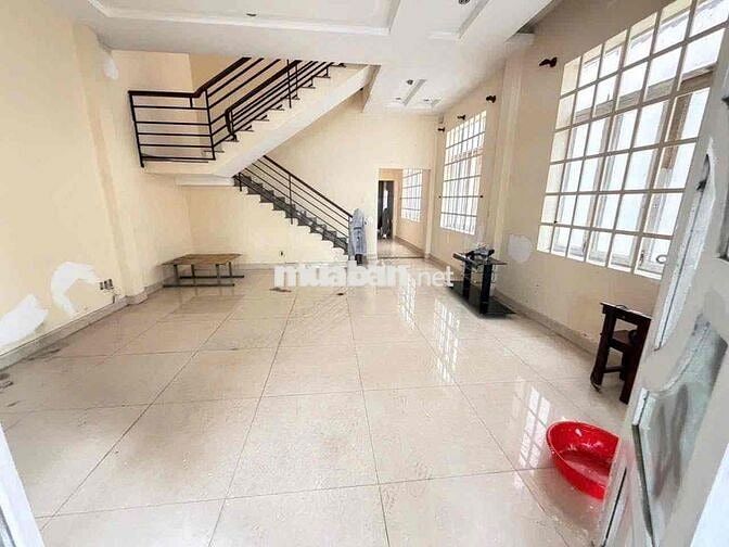 CHO THUÊ NHÀ SÂN VƯỜN RỘNG 1 TRỆT 1 LẦU 3 PN NGAY DH NGÂN HÀNG