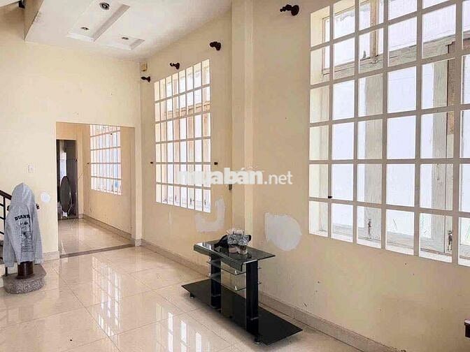 CHO THUÊ NHÀ SÂN VƯỜN RỘNG 1 TRỆT 1 LẦU 3 PN NGAY DH NGÂN HÀNG