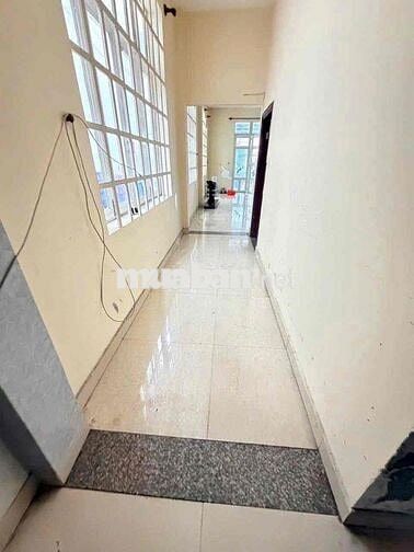 CHO THUÊ NHÀ SÂN VƯỜN RỘNG 1 TRỆT 1 LẦU 3 PN NGAY DH NGÂN HÀNG