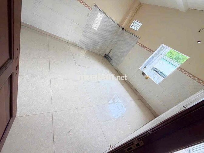 CHO THUÊ NHÀ SÂN VƯỜN RỘNG 1 TRỆT 1 LẦU 3 PN NGAY DH NGÂN HÀNG