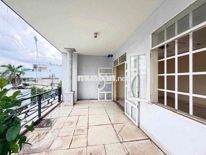 CHO THUÊ NHÀ SÂN VƯỜN RỘNG 1 TRỆT 1 LẦU 3 PN NGAY DH NGÂN HÀNG